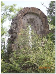 catus ruine arche en pierre 