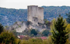 Randonnée-de-Luzech-tour-en-pierre