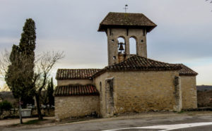 randonnée-de-flottes-église-mur-clocher