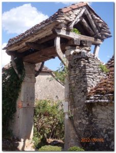 limogne porte d'entrée de domaine en pierre