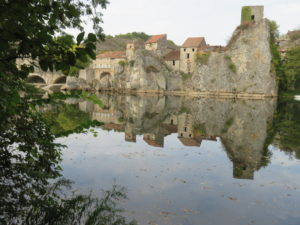 Begoux vue larroque des arcs et reflet dans l'eau