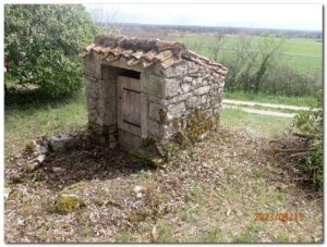 Vaylats ancien puits en campagne