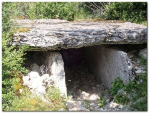 Cabrerets LOT dolmen de la foret de Monclar