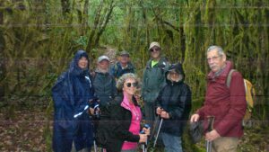 Vers dans le lot Randonneurs sous la pluie