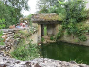 Salviac Pech Curet lac entouré par un mur et une porte