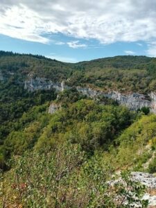 St Cirq lapopie falaises