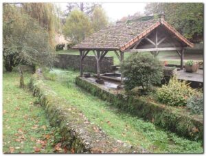 Sabadel lauzés Ancien lavoir sur le bord de la Sagne