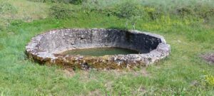Ancien grand puits en campagne à Concots dans le LOT