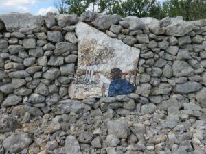 Peinture sur mur de pierres sèches Escamps dans le LOT