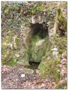 Source perchée dans la colline du bournaget à Tréspoux LOT