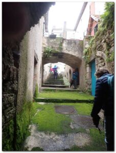 Rue étroite des Mariniers à luzech dans le lot