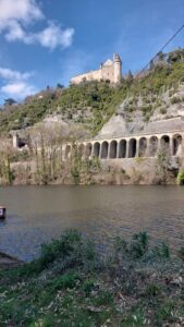 vue sur le château de Mercuès et le lot coté Pradines