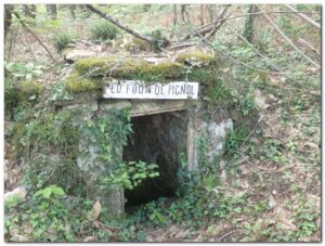 Ancienne source dans les bois de Goujounac dans le LOT