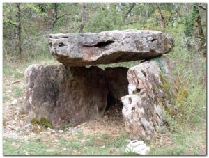 Prayssac dans le lot circuit des dolmens