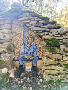 muret de pierres sèches orné de peinture Vaylats dans le LOT