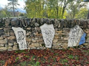 Petit muret de pierre peint à Bach dans le Lot