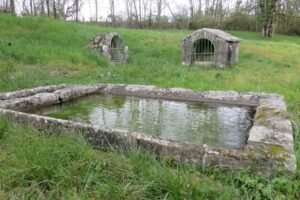 puits et lavoir à Ginouillac dans le LOT