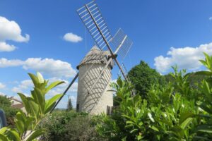 Moulin à vent hameau de Brunard à aujols dans le LOT
