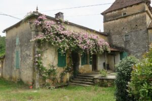 Façade de maison garnie de roses Goujounac dans le LOT