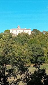 Les montapattes en randonnée à cieurac vue sur le château
